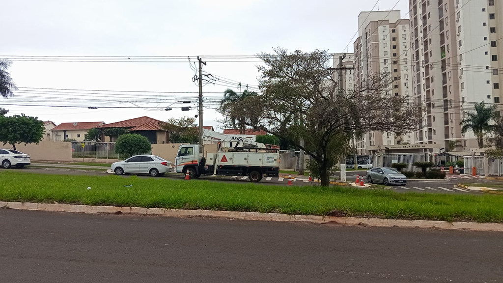 Poste cai em rua do Rita Vieira e mobiliza equipe da Energisa neste domingo Poste cai em rua do Rita Vieira e mobiliza equipe da Energisa neste domingo
