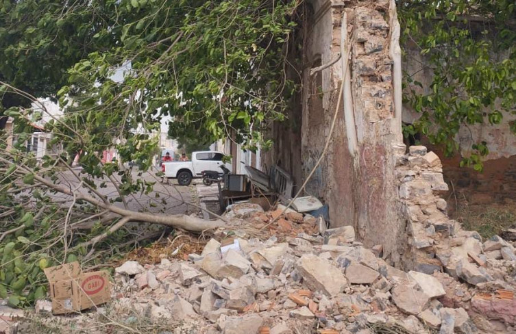 Corumbá registra forte temporal com queda de árvores e até parte da estrutura de prédio Corumbá registra forte temporal com queda de árvores e até parte da estrutura de prédio