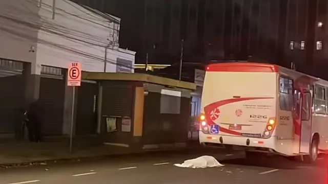 Adolescente de 17 anos morre após moto bater em ônibus no Centro de Campo Grande