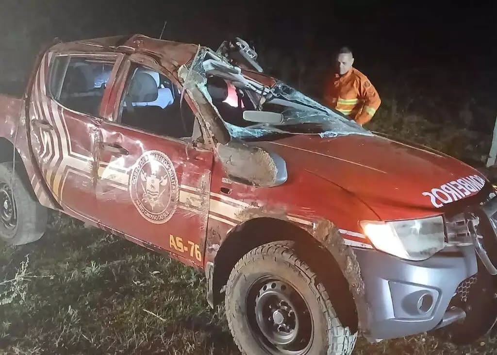 Viatura do Corpo de Bombeiros fica destruída ao capotar em estrada vicinal Viatura do Corpo de Bombeiros fica destruída ao capotar em estrada vicinal