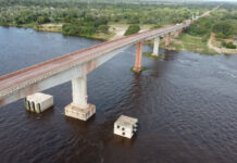 Comboio de barcaças ultrapassou limite e colidiu com proteção da ponte em Corumbá