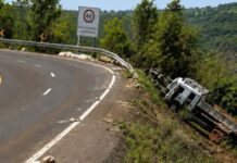 Caminhão carregado de tijolos capota na Serra de Maracaju e deixa motorista morto