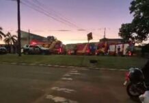 Parada no semáforo, motociclista morre ao ser prensada contra caminhão por carro em avenida da Capital