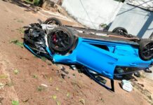 Carro esportivo de R$ 350 mil fica destruído ao capotar em avenida de Campo Grande