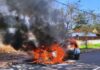 Fiat Uno é totalmente destruído por incêndio em plena rua de Dourados