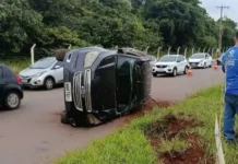 Viatura oficial da PF tomba após ser atingida por veículo na Av. Euler de Azevedo