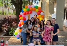 Festa de 15 anos aproxima avó e neta em uma tarde para guardar no coração