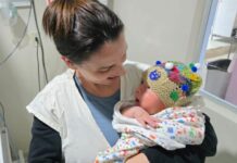 Na Unidade Neonatal do HRMS, “touca maluca” se torna distração para pais de bebês internados