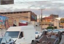 Após bater em furgão, Porsche Macan capota na Avenida Mato Grosso