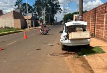 Mulher morre ao ser atropelada por moto enquanto guardava cadeiras no porta-malas de carro