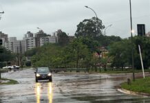 Vídeos: córregos transbordam com chuva persistente na Capital e caminhão atola em rua que virou lama