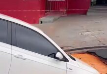 Veículo engolido por cratera é retirado e proprietário deve processar os responsáveis