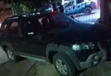 Motorista é preso após carro invadir casa e derrubar muro em Campo Grande