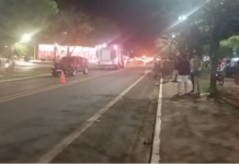 Motociclista morre após ser atingido por carro e arremessado contra outro veículo