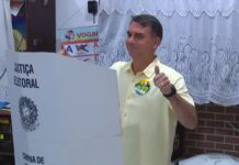 Flávio Bolsonaro vota no Rio no primeiro turno das eleições presidenciais