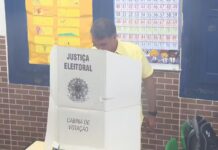 Flávio Bolsonaro vota no Rio de Janeiro no segundo turno das eleições