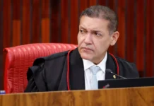 Nunes Marques reúne campanhas de Lula e Flávio após decisões conflitantes no TSE