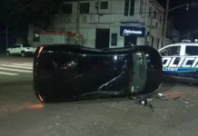 Batida entre três carros deixa Voyage tombado e motorista ferida no Centro de Campo Grande