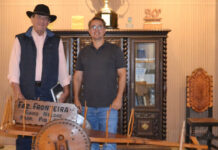 Museu da Acrissul recebe doação de réplica de carro de boi mineiro