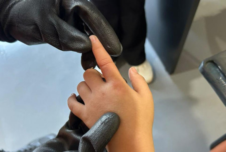 Susto! Aluno de 7 anos fica com o dedo preso na cadeira escolar em Corumbá Susto! Aluno de 7 anos fica com o dedo preso na cadeira escolar em Corumbá