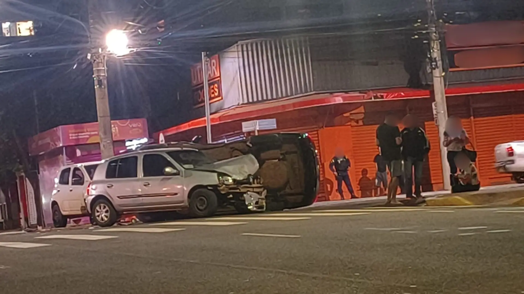 Batida entre três carros deixa Voyage tombado e motorista ferida no Centro de Campo Grande