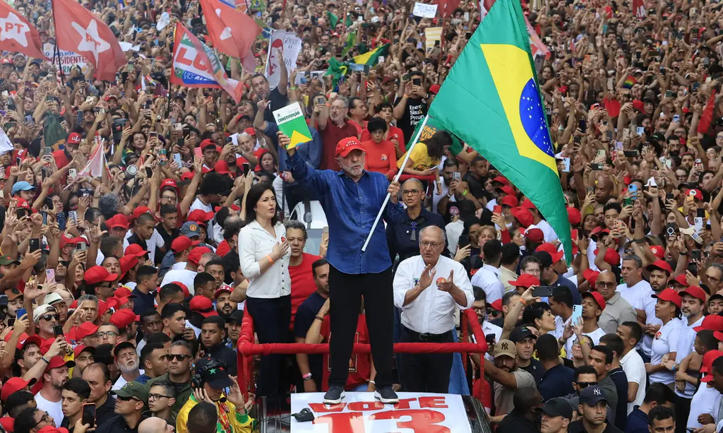 Lula é projetado reeleito presidente e conquista quarto mandato após virada no segundo turno