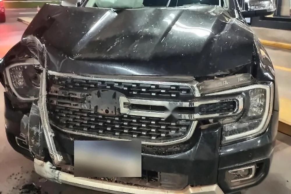 Motorista bate Ford Ranger em coluna e cancela de drive-thru e abandona veículo Motorista bate Ford Ranger em coluna e cancela de drive-thru e abandona veículo