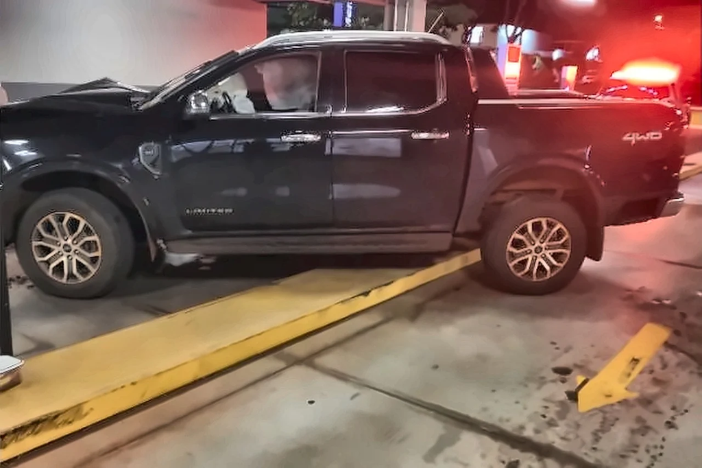 Motorista bate Ford Ranger em coluna e cancela de drive-thru e abandona veículo Motorista bate Ford Ranger em coluna e cancela de drive-thru e abandona veículo