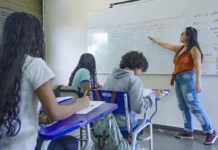 Flávio quer escolas militares; Lula propõe ampliar educação integral