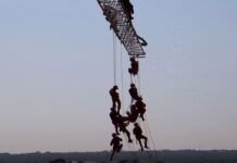 Vídeo: curso dos bombeiros para resgate em grandes alturas chama atenção na Capital