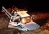 Idoso morre e três homens são socorridos após caminhonete cair em valeta