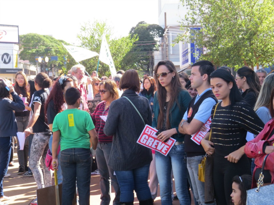 Mais de 300 protestam no 'Dia Nacional de Paralisação e Manifestação'