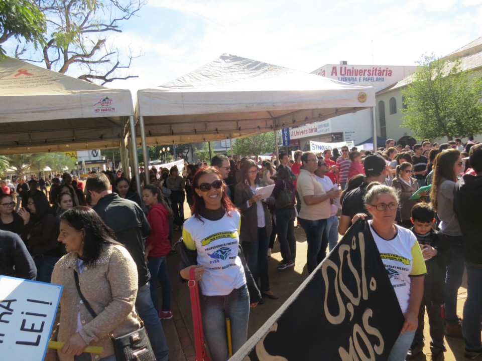 Mais de 300 protestam no 'Dia Nacional de Paralisação e Manifestação'