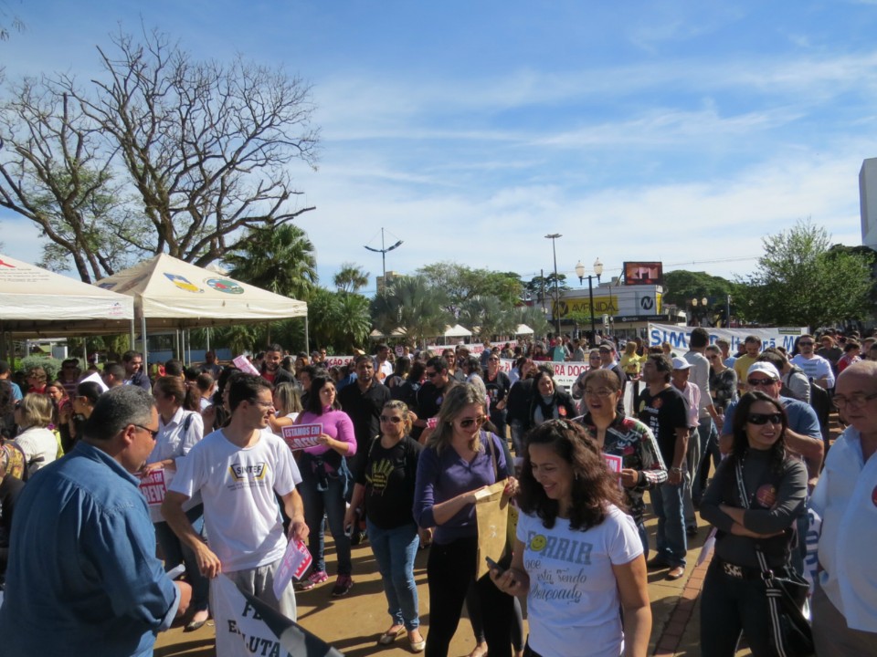Mais de 300 protestam no 'Dia Nacional de Paralisação e Manifestação'