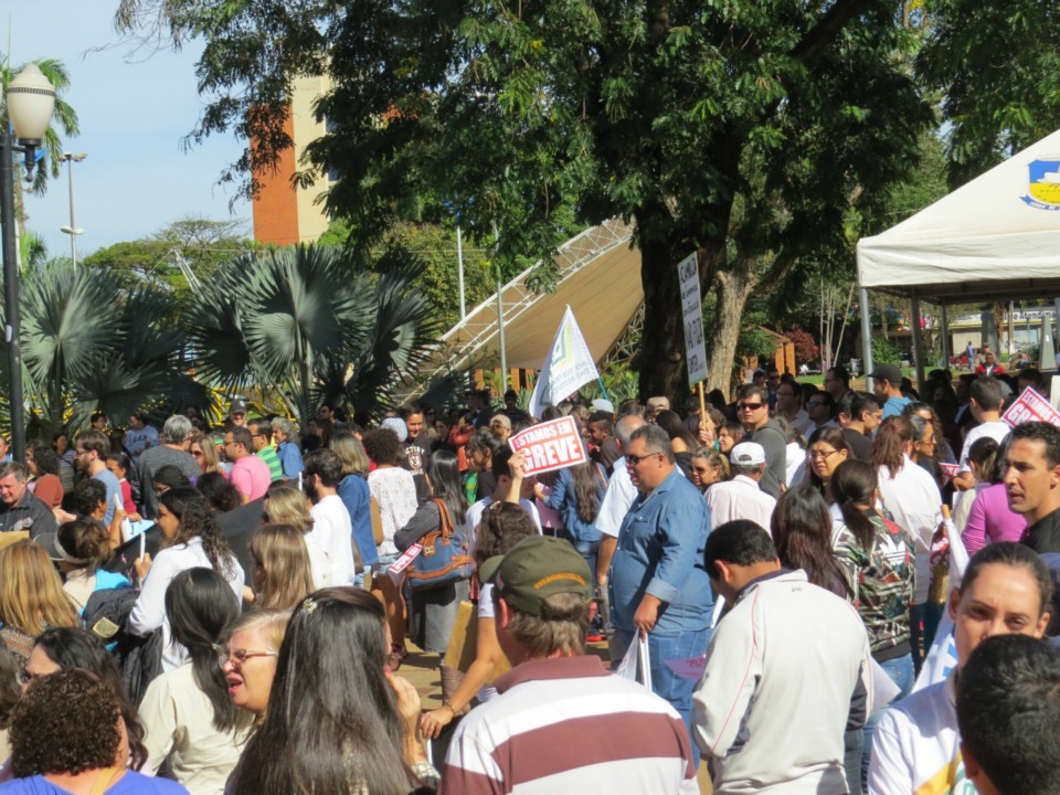 Mais de 300 protestam no 'Dia Nacional de Paralisação e Manifestação'