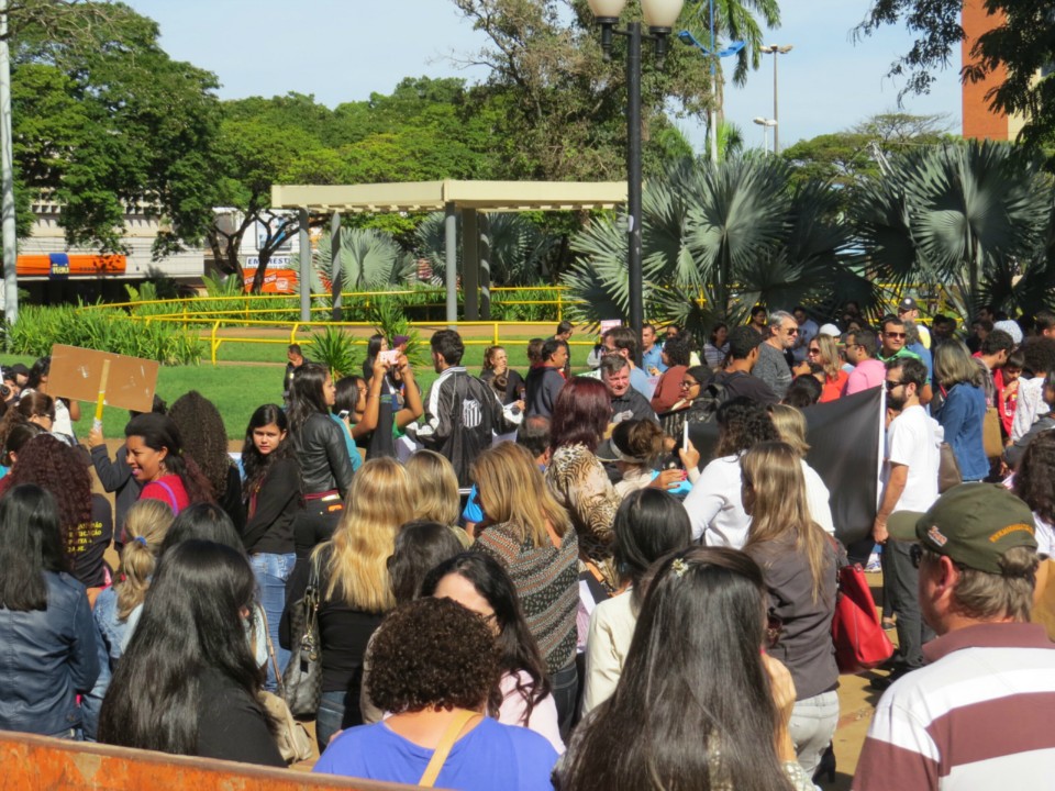 Mais de 300 protestam no 'Dia Nacional de Paralisação e Manifestação'