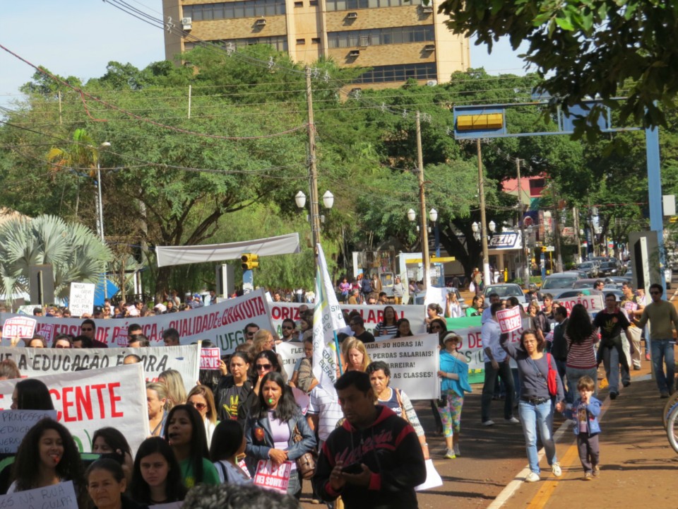 Mais de 300 protestam no 'Dia Nacional de Paralisação e Manifestação'