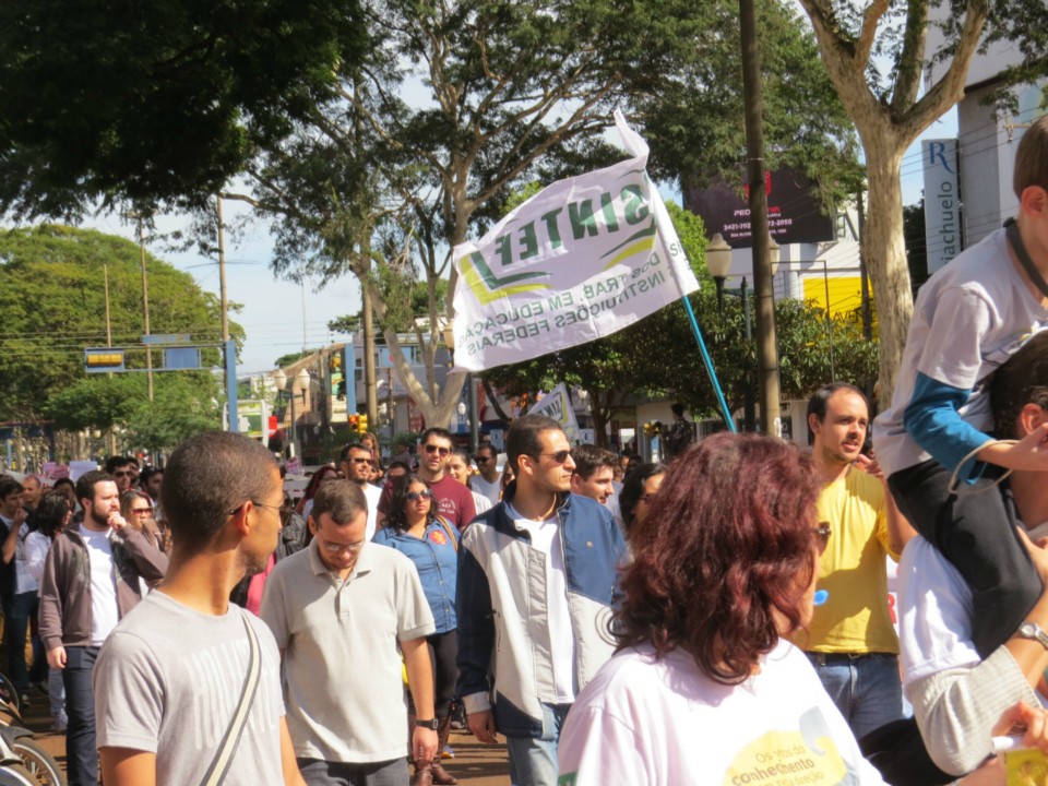 Mais de 300 protestam no 'Dia Nacional de Paralisação e Manifestação'