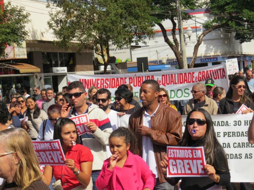Mais de 300 protestam no 'Dia Nacional de Paralisação e Manifestação'