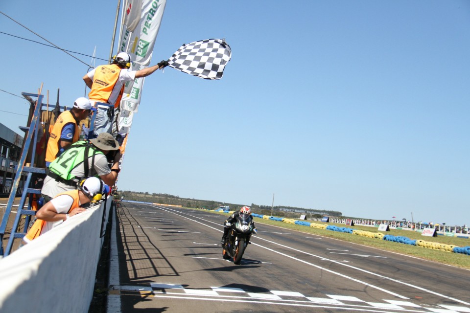 Moto GP 1000 reúne mais de 10 mil no Autódromo Internacional de Campo Grande