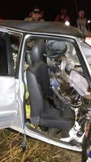 Choque entre dois carros deixa feridos e vítimas fatais