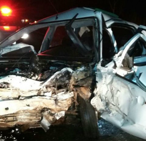 Choque entre dois carros deixa feridos e vítimas fatais