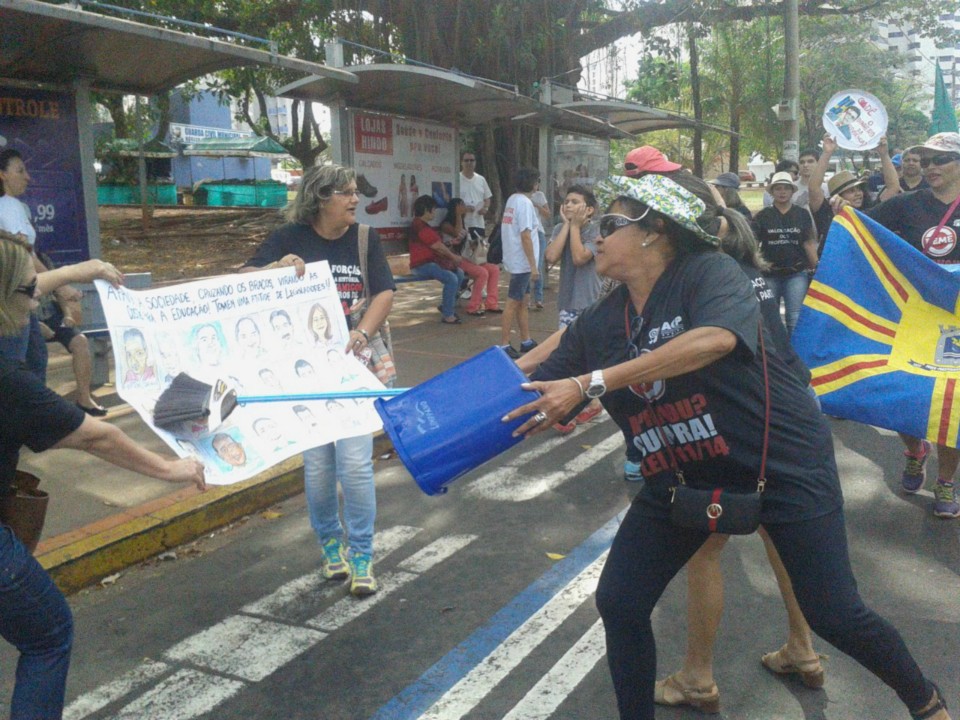 Com caixão em desfile, professores protestam para "enterrar" corrupção Grupo de 200 profissionais acabou sendo incluído na prog