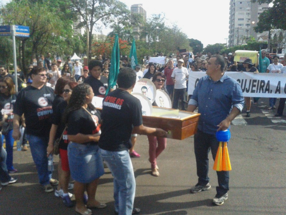 Com caixão em desfile, professores protestam para "enterrar" corrupção Grupo de 200 profissionais acabou sendo incluído na prog