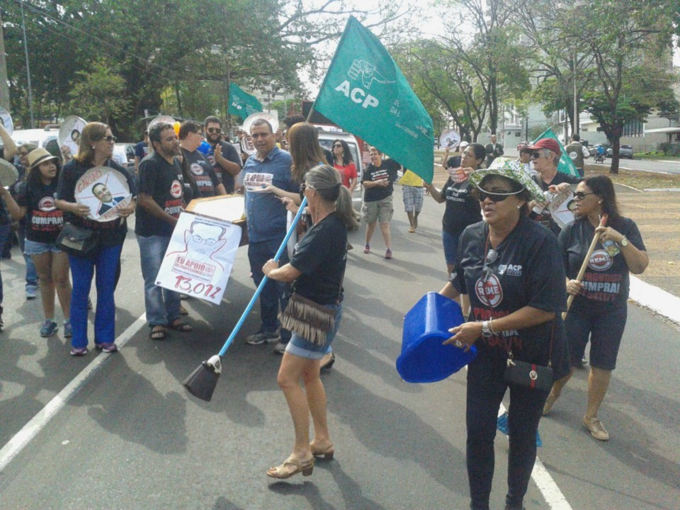 Com caixão em desfile, professores protestam para "enterrar" corrupção Grupo de 200 profissionais acabou sendo incluído na prog