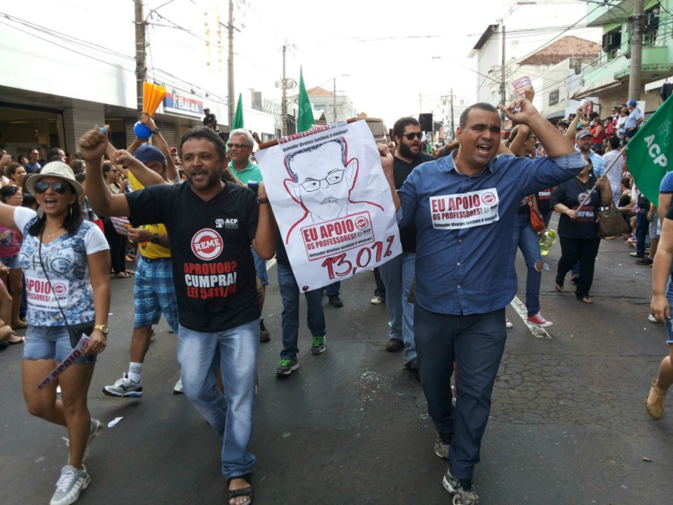Com caixão em desfile, professores protestam para "enterrar" corrupção Grupo de 200 profissionais acabou sendo incluído na prog