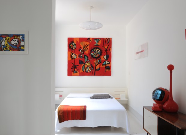 Apartamento dos anos 1950 tem decoração neutra inspirada em Oscar Niemeyer