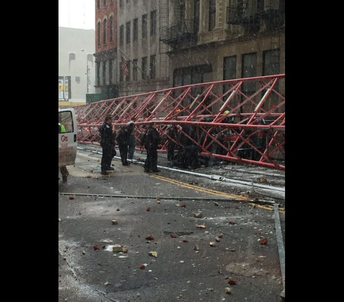 Guindaste gigante despenca no meio da rua em Nova York