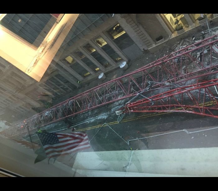 Guindaste gigante despenca no meio da rua em Nova York