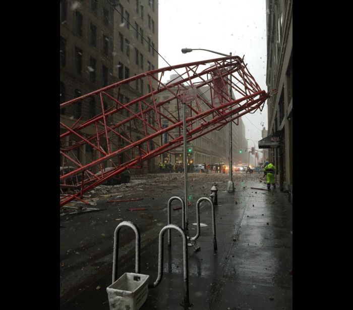 Guindaste gigante despenca no meio da rua em Nova York